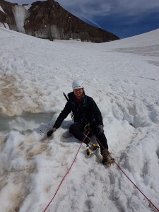 Manfred besichtigt eine Gletscherspalte